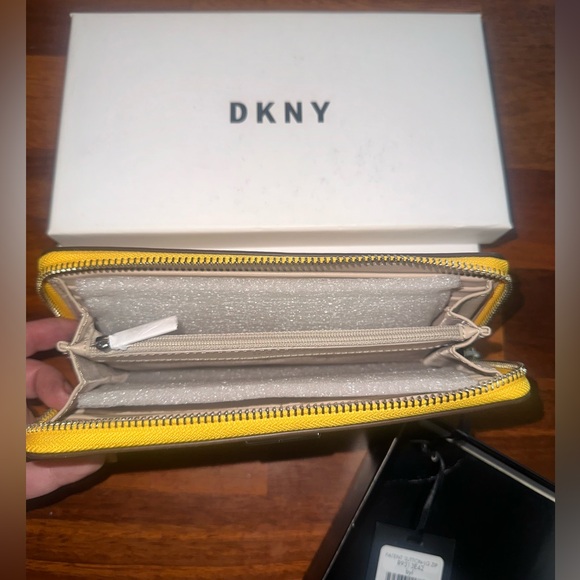 DKNY PATENT SUTTON LARGR ZIP BILLFOLD YELLOW - Picture 6 of 7